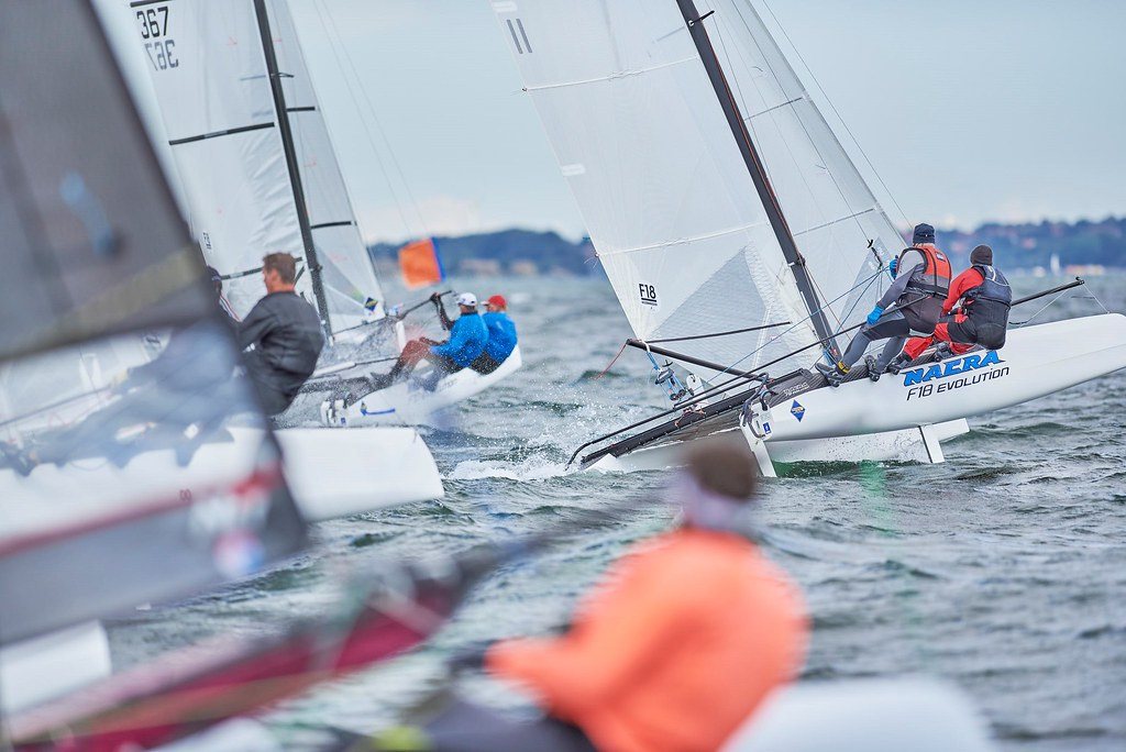 Dichtes Feld beim Start einer Formula-18-Regatta